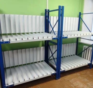 Стеллажи с гребенкой под картины в музее