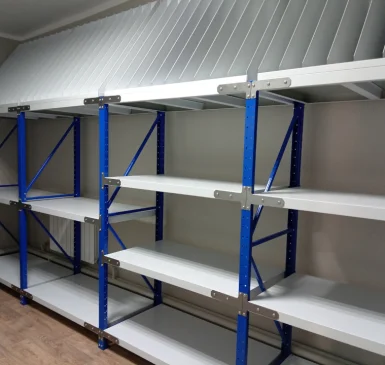 Смешанное размещение фондов музея стеллажи с разделителями гребенками