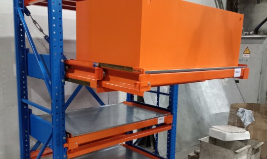 Стеллаж с выдвижными поддонами и большими контейнерами