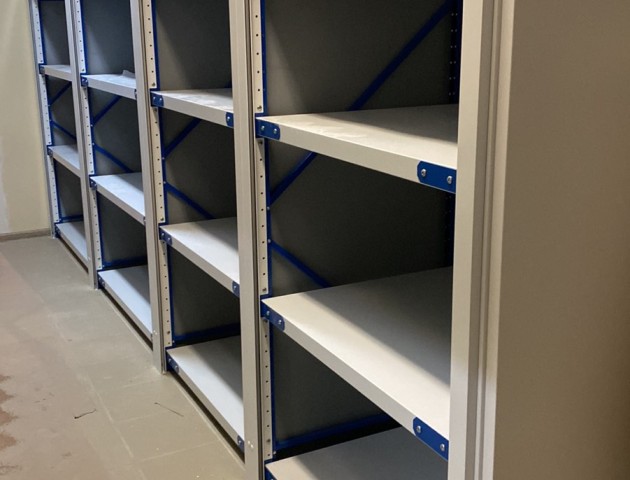 Полочный стеллаж с дверями