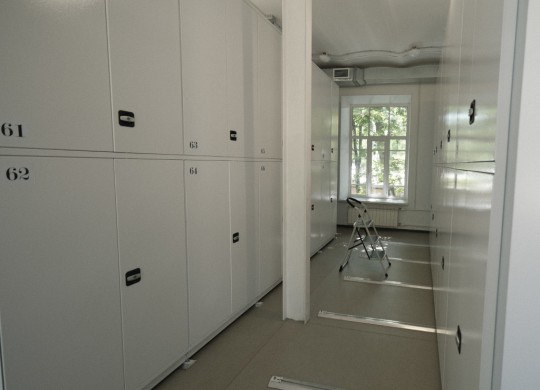 Распашные двери с замками