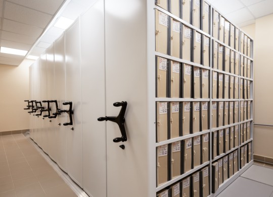 Конструкция стеллажей с фальшполом