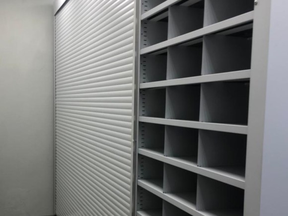 Двери жалюзи на стеллаже
